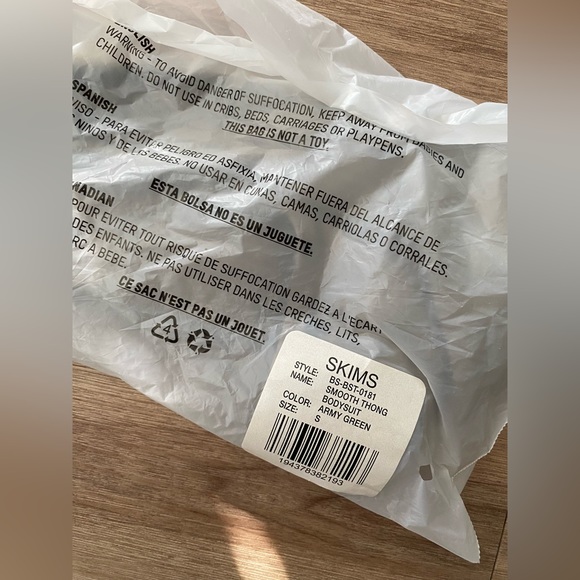 BNWT SKIMS Soft Smoothing Seamless Thong Bodysuit - Picture 5 of 5